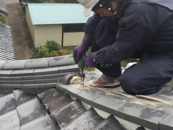 のし瓦を固定している瓦やさん