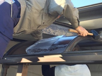 新しいポリカーボネートを取り付けている作業員