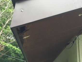 劣化により一部が欠損している軒天の耐水べニヤ
