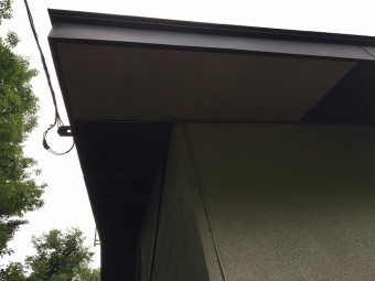 屋根下の軒天部分