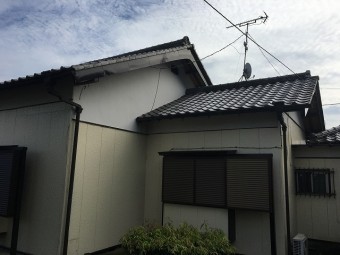 住居の白い壁
