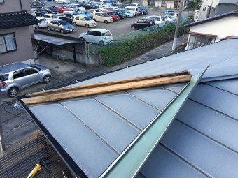 板金が剝がれた金属屋根
