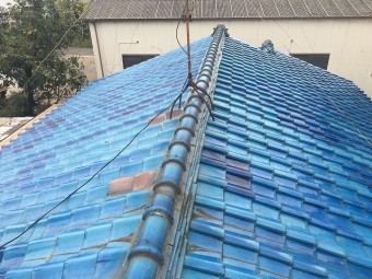 ずれた瓦が見られる釉薬瓦の屋根