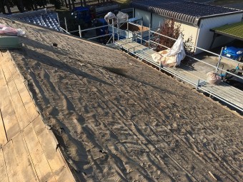 劣化してしまった屋根に張られているルーフィング