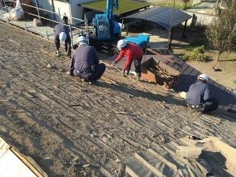 古くなった瓦を剥がし終えた後の状況