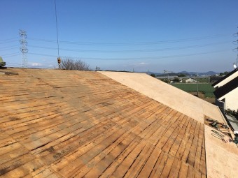 ルーフィングを剥がし終え、野地板を貼っている状況