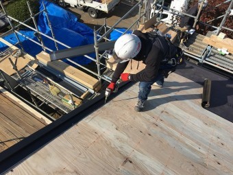 板金を屋根の鼻の部分に取り付けている板金屋さん