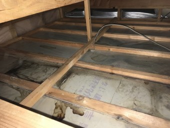 住宅の屋根裏