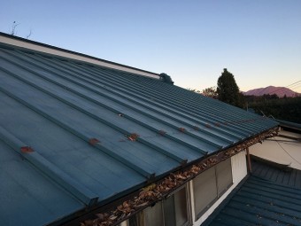 水色のトタン屋根のお家