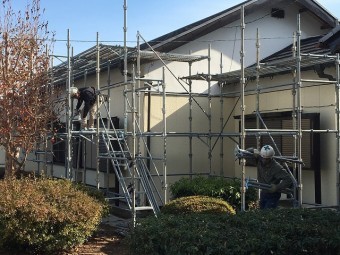 組まれた足場で作業をしている作業員