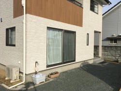 庇が付いていない窓上