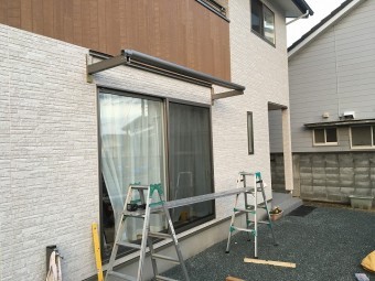 テラス屋根の骨組みを組んでいる最中の風景