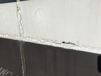 縦にヒビが入ってしまったコーキング部分