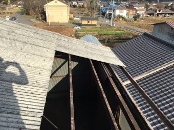 屋根材を剥がした張り替える前の風景