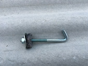 新しい波板を止める為のステンレス製のフック上の金具