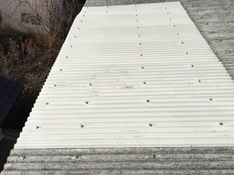 新しい波板を張った施工完了後の風景