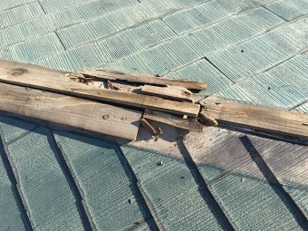 劣化しボロボロになった棟板金の下地木材