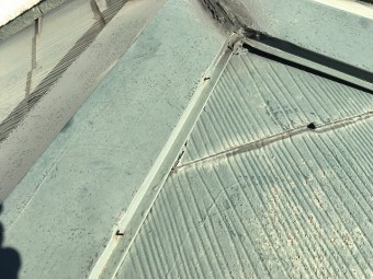 釘が浮き、固定が不安定の板金