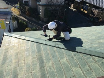 隅棟板金の釘を打つ作業員
