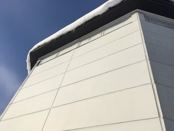 外壁と屋根の映った風景