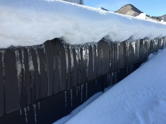 雪が積もった屋根