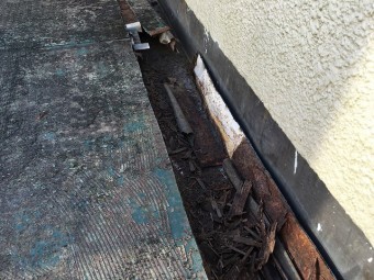 ゴミが詰まったベランダの排水溝