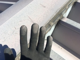触って手に付いた白色の粉上になった塗料