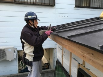 板金屋根工事をしている板金やさん