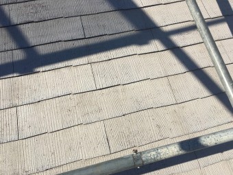 塗装が落ちた白いスレート屋根
