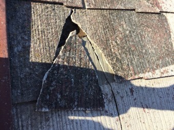 屋根材が欠け、分離してしまっている状態