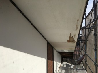 劣化した軒天のベニヤ板