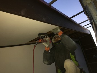 ケイカル板を打っている作業員