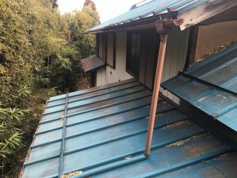 水色の金属屋根のお家