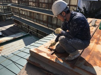 板金屋根で作業をしている板金やさん