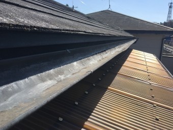 長い時間をかけて変色してしまった波板屋根材