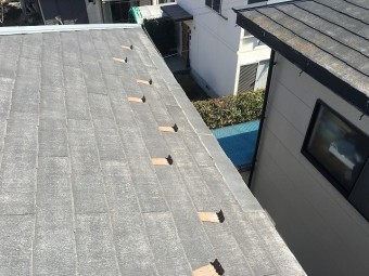 グレーのスレート屋根
