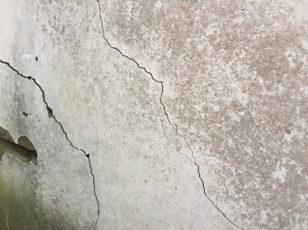 ヒビが入った外壁