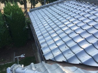 銀色の瓦屋根