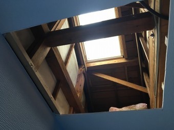 天窓下の天井に開けた開口