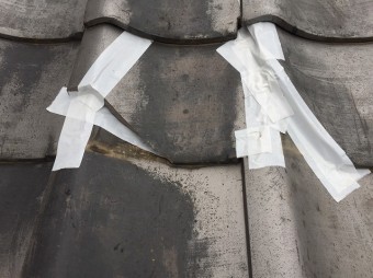 防水テープを貼った瓦破損部分