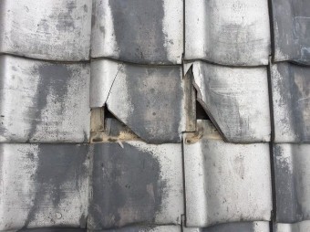 二つの瓦表面に出来た大きな割れ