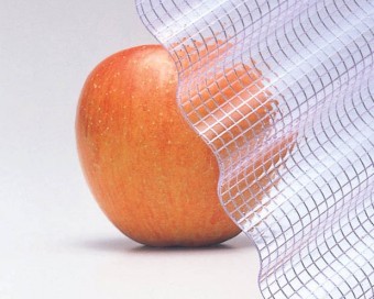 ガラスネットをリンゴに当てている