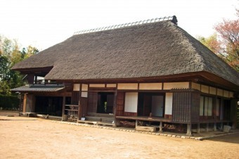 草や藁で造られた茅葺屋根