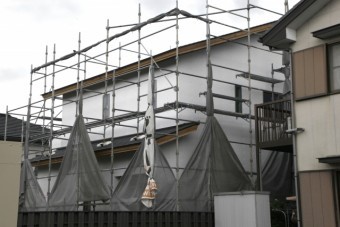 屋根工事をする為に住居の周りに設置した工事用の足場