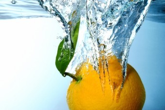水に落ちるオレンジ