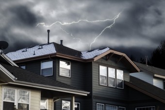 お家とその上を走る雷