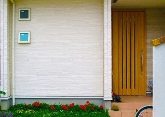 一般住宅の白色の外壁