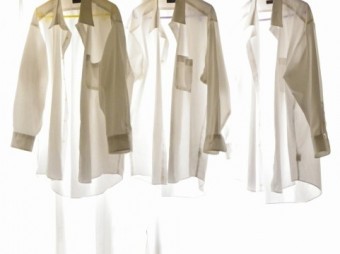 ハンガーに掛けられた白いTシャツ