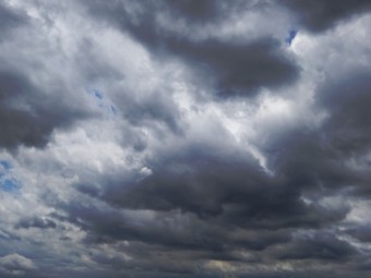 雷光が走る黒い雲