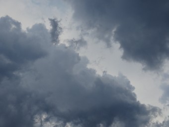 怪しい雲行きの空